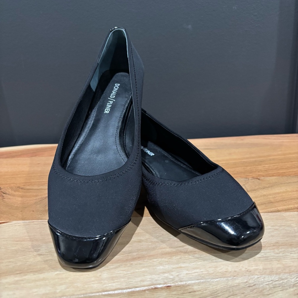 Donald/Pliner Women’s Issa Crepe Flat with Patent Leather Cap Toe